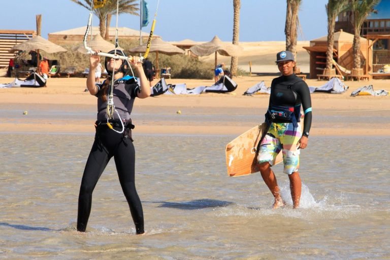 Kitesurfing kurz v Soma Bay, Egypt. Na ceste do vody.
